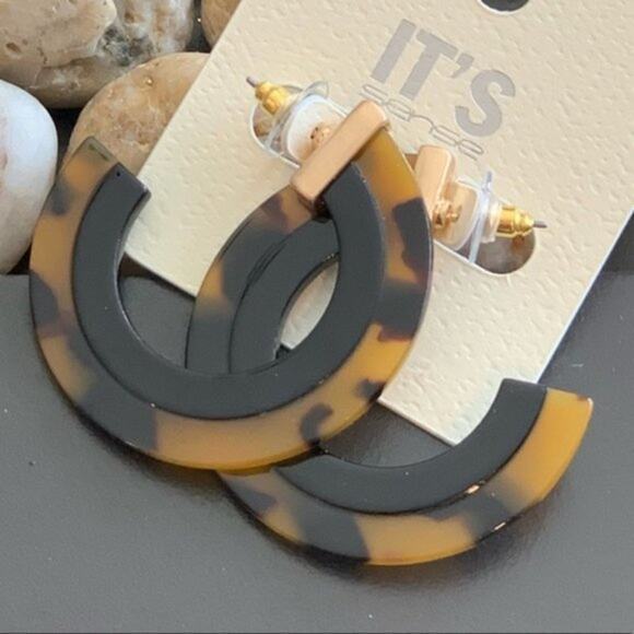 Two Tone Acrylic Round Hoop Earrings - Picture 4 of 7